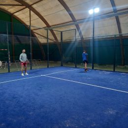 Le padel, un loisir sportif alliant plaisir et convivialité