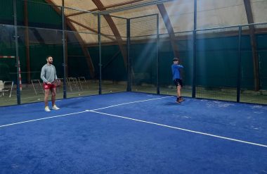 Le padel, un loisir sportif alliant plaisir et convivialité