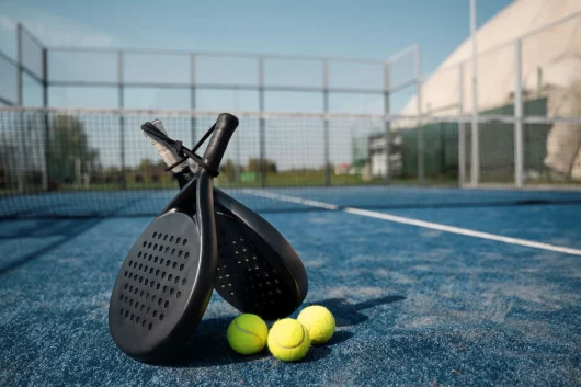 Le padel, un loisir sportif alliant plaisir et convivialité