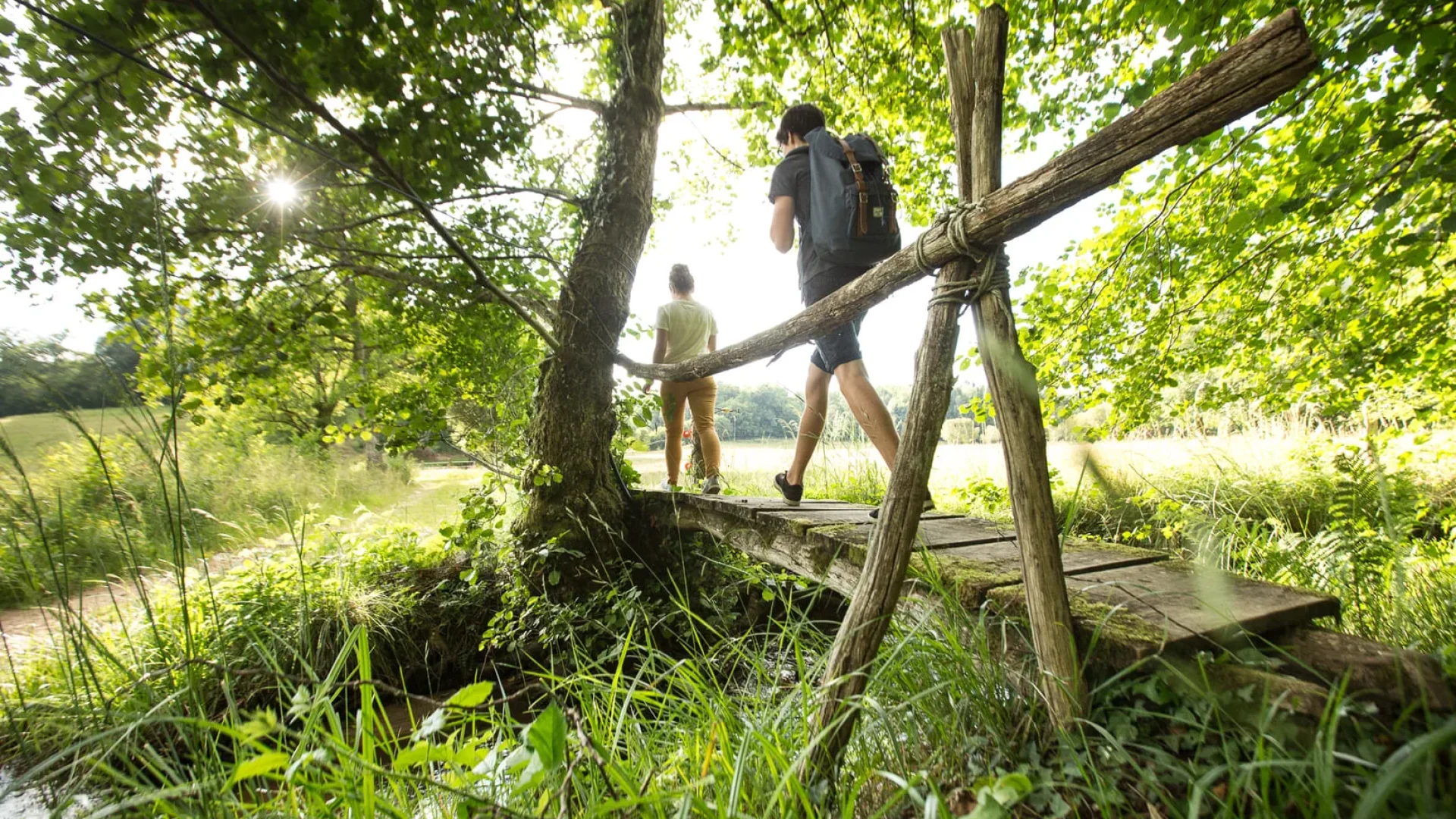 Randonneurs sur passerelle en bois - Corrèze